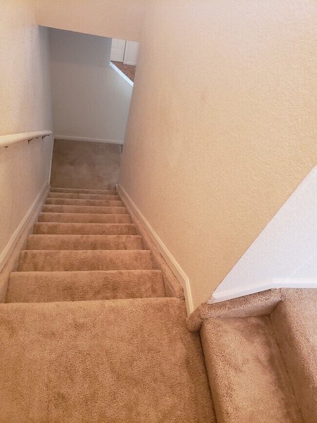 Building Photo - Great looking 2 bed 1.5 bath townhouse nea...