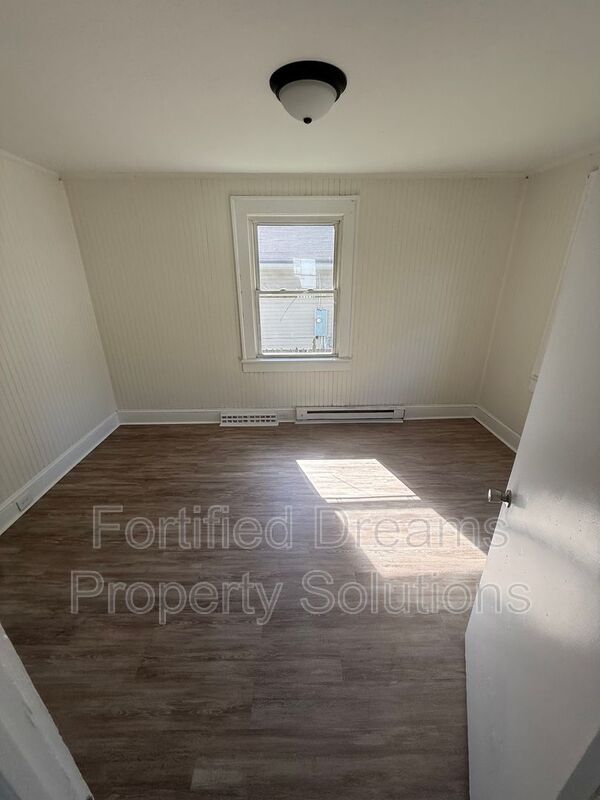 Building Photo - 636 McCreary St