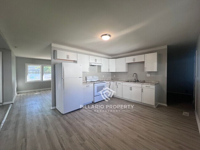Building Photo - 4-Bedroom Home with Spacious Kitchen & Detached Garage, Available NOW!