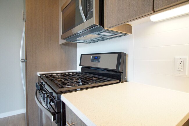 Building Photo - Fabulous Sellwood 2nd Floor-1 Bdr with Dishwasher & W/D!