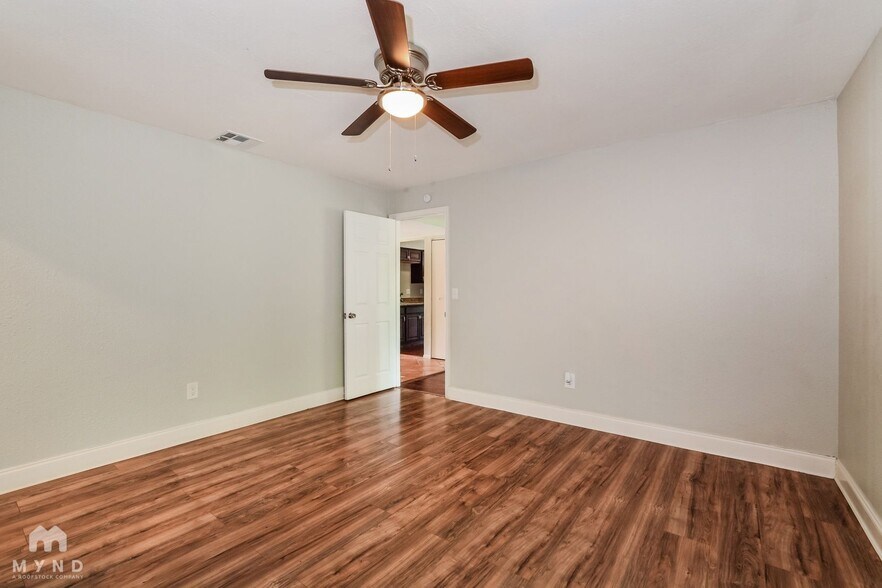 Building Photo - 209 Banyan Ct