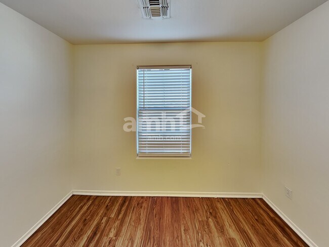Building Photo - 1811 W Desert Canyon Dr