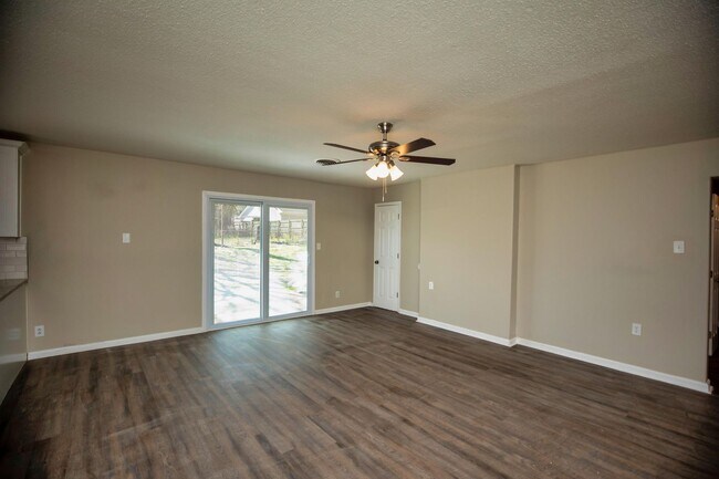 Building Photo - ** 3 bed 2 bath located in Dalraida ** Cal...