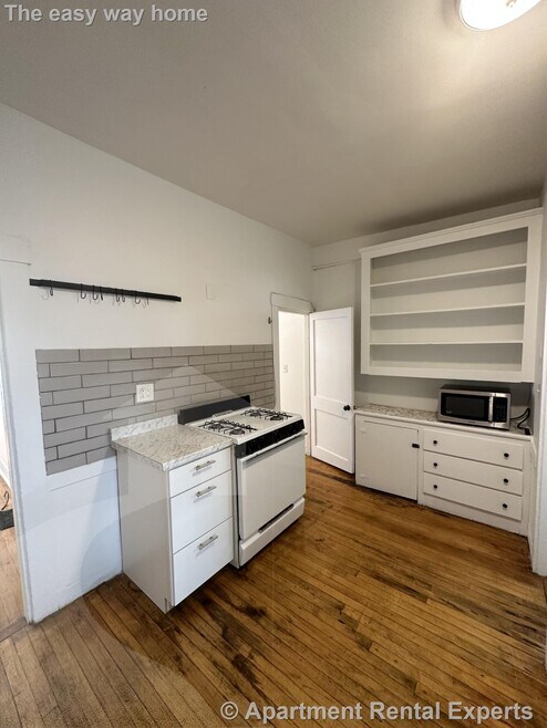 Building Photo - 148 5th St