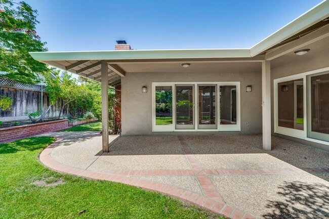 Building Photo - Excellent 3 Bedroom 2 Bath In A Great Neig...
