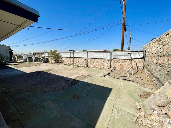 Building Photo - 5593 Hunt Ct