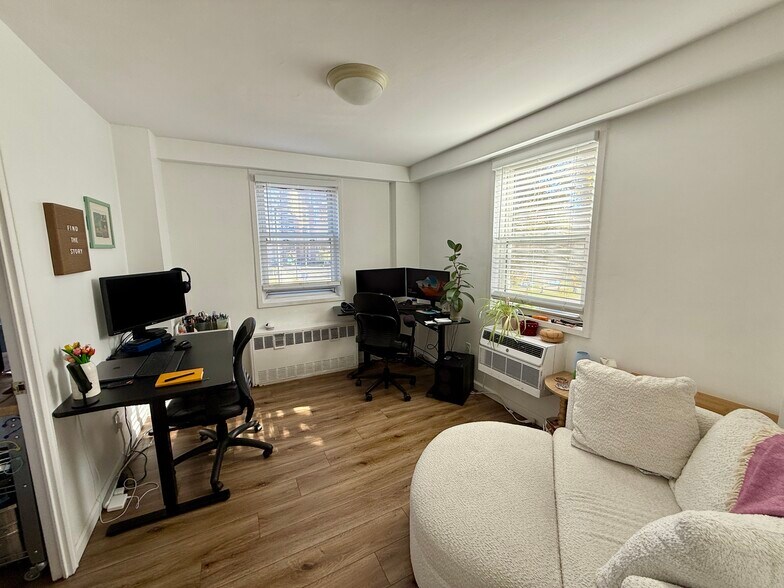 Building Photo - 444 Bedford St