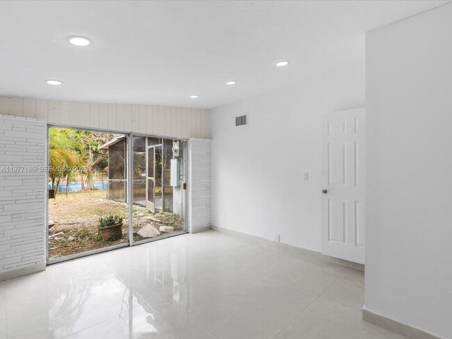 Building Photo - 4331 SW 31st Dr