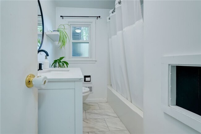 Building Photo - 984 Danby Dr