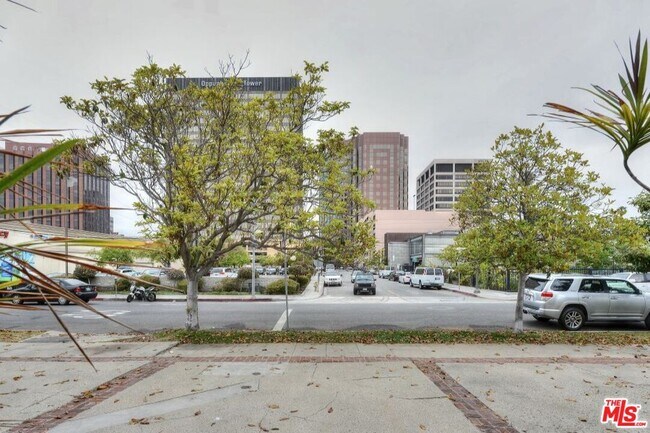 Building Photo - 10864 Wellworth Ave