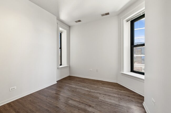 Building Photo - 30 E Roosevelt Rd