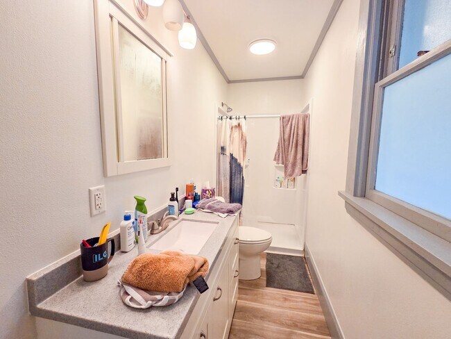 Building Photo - 1113 Drake St