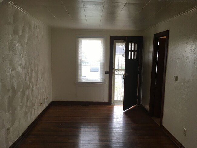 Building Photo - 1 BR Apt Near Fort Wayne Zoo