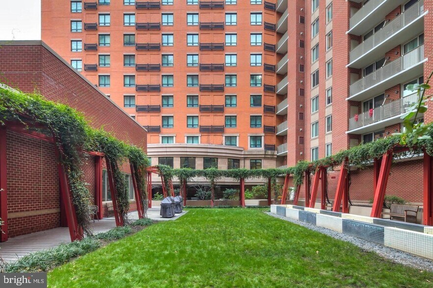 Courtyard of building facing Marriott - 1000 New Jersey Ave SE