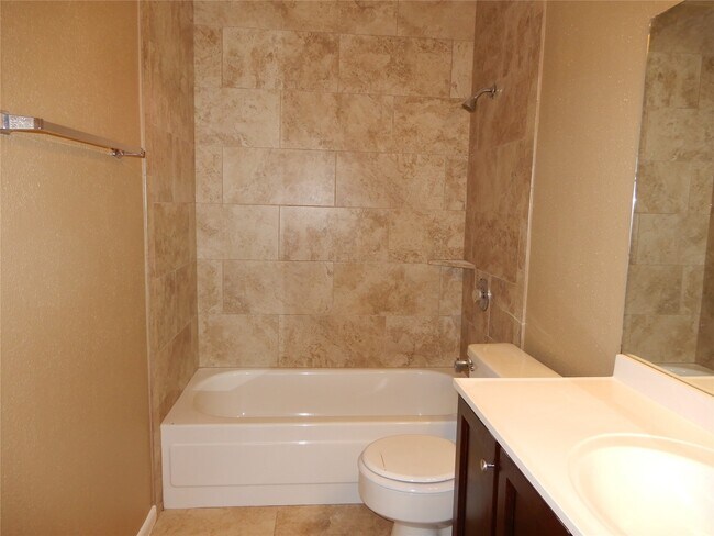 Building Photo - 17401 Red Oak Dr