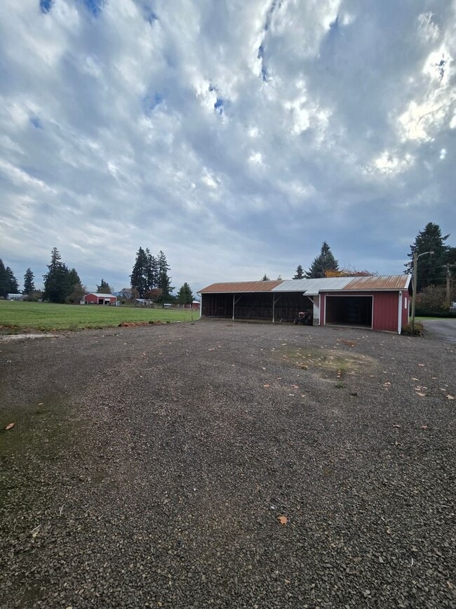 Building Photo - Pet Friendly 3 Bed / 2Bath Home with 2 Gar...