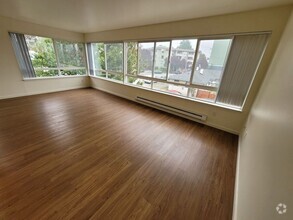 Building Photo - Spacious 2 bedroom with hardwood floors. W...