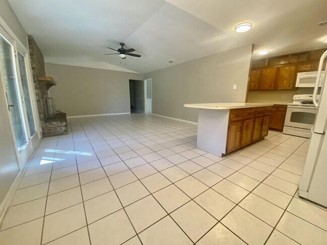 Building Photo - Available Now! 4 bed/2 bath in Harker Heights