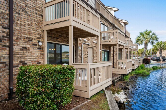 Building Photo - Seasonal Rental Available Now-3/31/26-Wifi/Cable/Electric Included