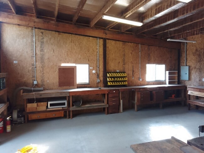 Building Photo - 4500 NW McLoughlin Dr