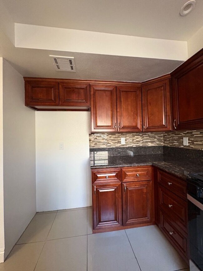 Building Photo - Centrally Located Redlands Townhome