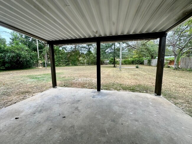 Building Photo - 135 Maple St