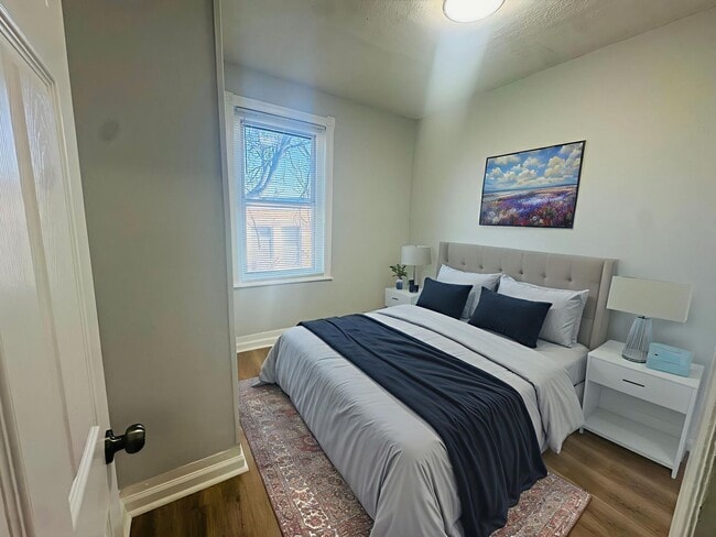 Building Photo - Refreshed 3bd/1bth House with Rear yard!!