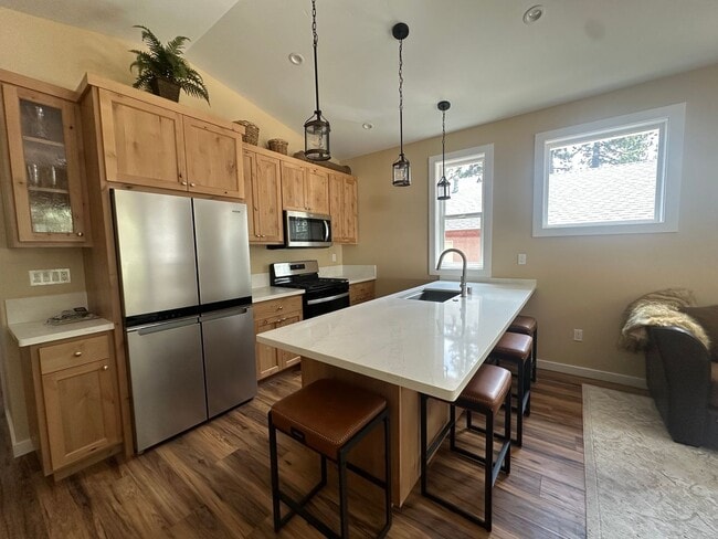 Building Photo - Luxury Over Garage ADU 1 Bedroom, 1 Bath
