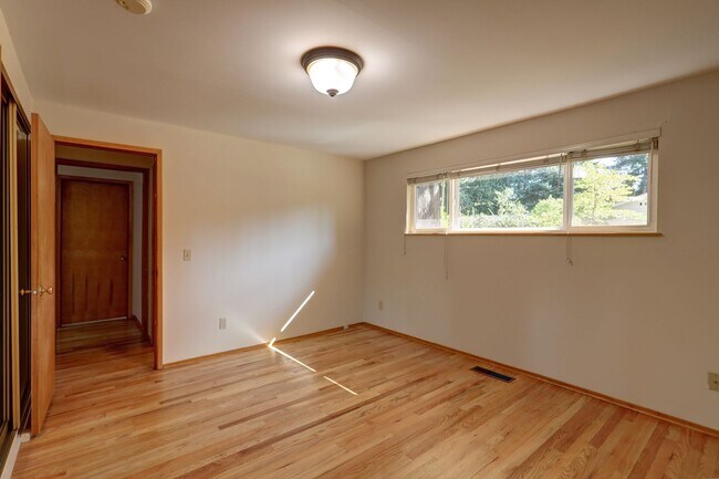 Building Photo - Beautifully Refinished 4BR 2BA Home on Lar...