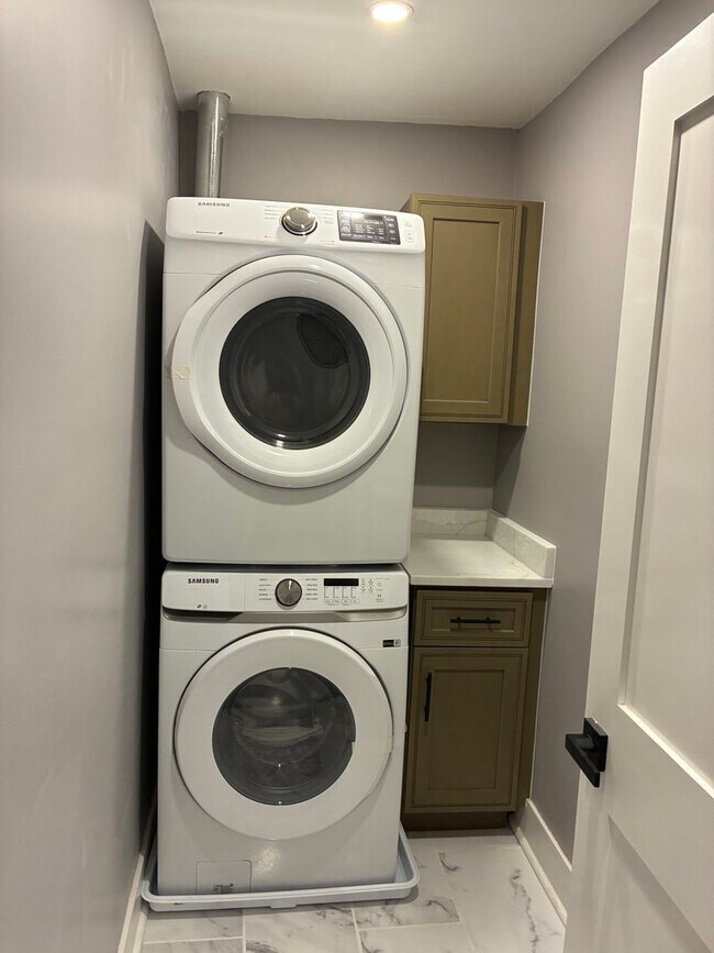 Building Photo - Every Bedroom Has a Private Bath!!! Balcony, AC, Laundry! New Reno! Avail NOW!