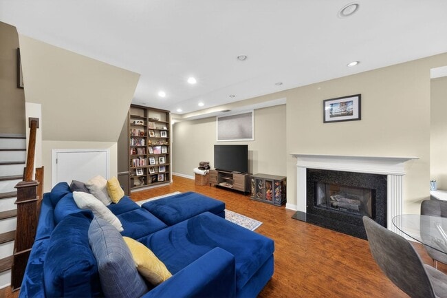 Building Photo - 724 W Briar Pl