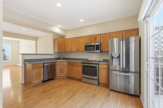 Building Photo - Unbeatable location near Lake Ridge Park and Marina, offering boating, fishing, wildlife and bird...