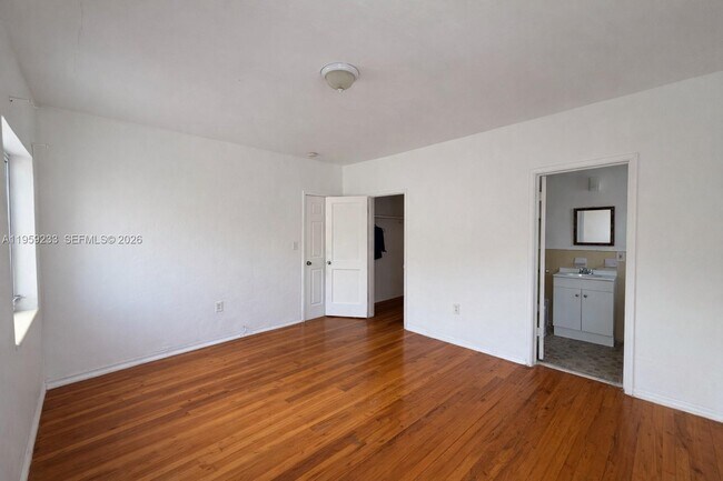 Building Photo - 945 Bay Dr