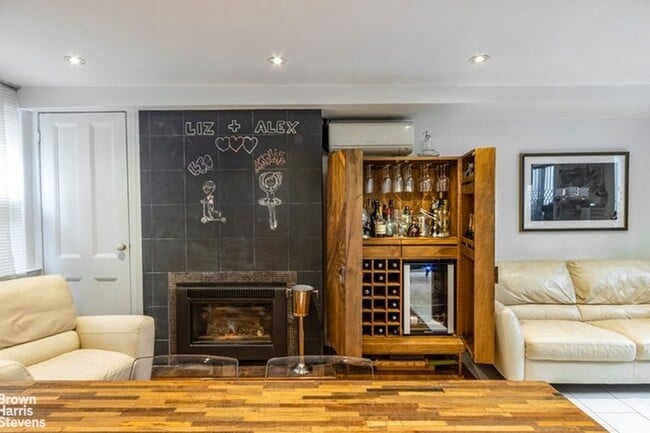 Building Photo - Townhouse Treasure