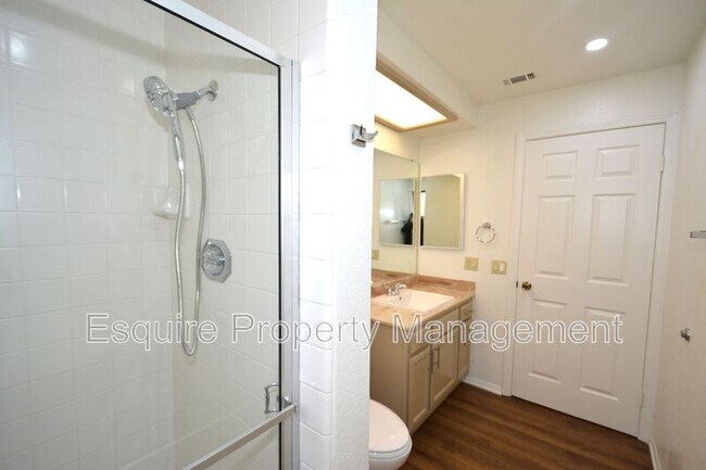 Building Photo - 1610 Oneida Pl