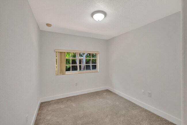 Building Photo - 3055 Riverside Dr