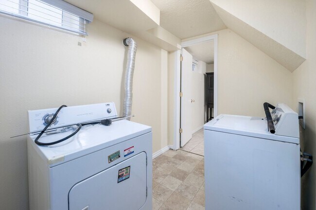 Building Photo - Newly Updated Liberty Wells Duplex!!