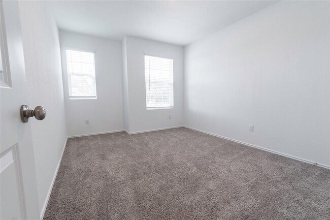 Building Photo - 913 Legends Ln