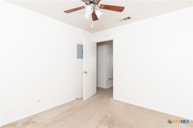 Building Photo - 2014 Cedarhill Dr