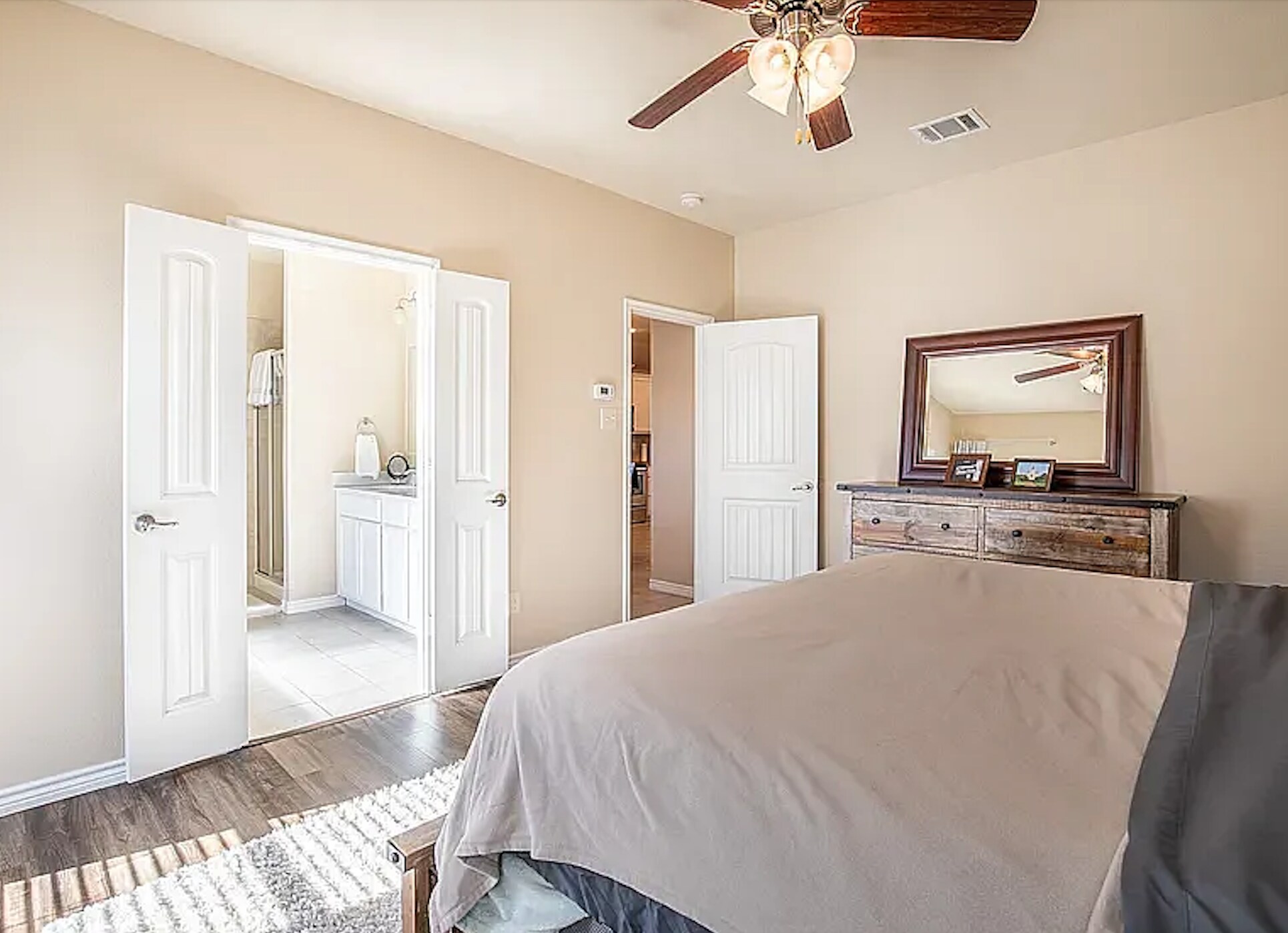 Building Photo - Room in House on Deadwood Ln