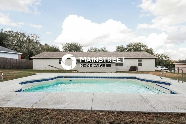 Building Photo - 3 Bedroom Pet-Friendly Home in Winter Haven, FL with Main Street Renewal