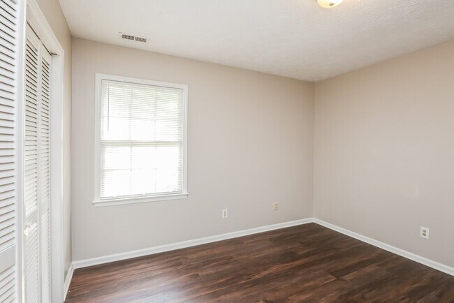 Building Photo - 925 Virginia Ct SE