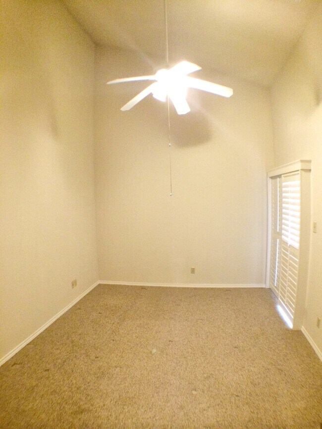 Building Photo - Beautiful 3 Bedroom Condo Overlooking The ...