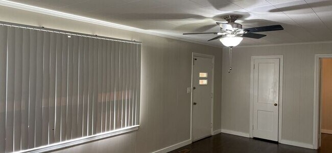 Building Photo - 2 bedroom 1 bath renovated pet friendly home