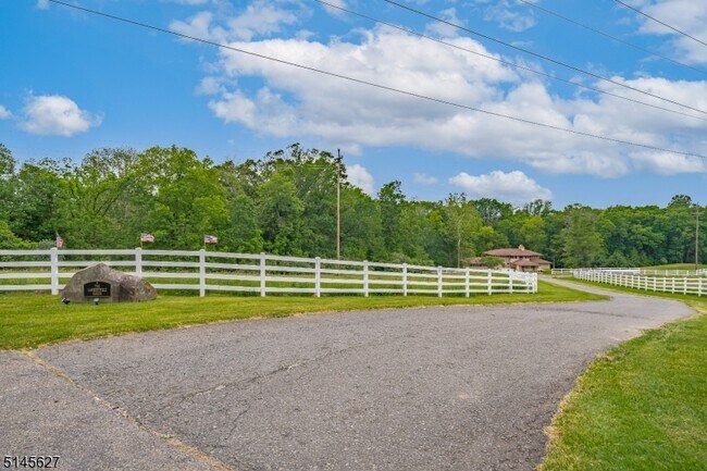 Building Photo - 36 Rocktown Hill Rd