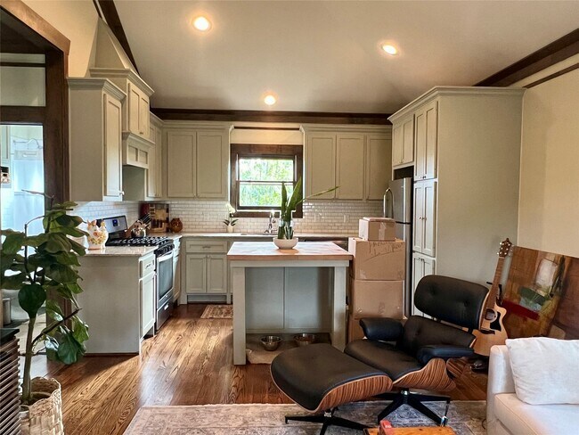 Building Photo - 1021 Louise St