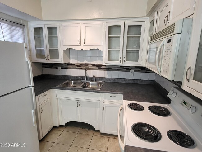 Building Photo - 1851 E Yale St