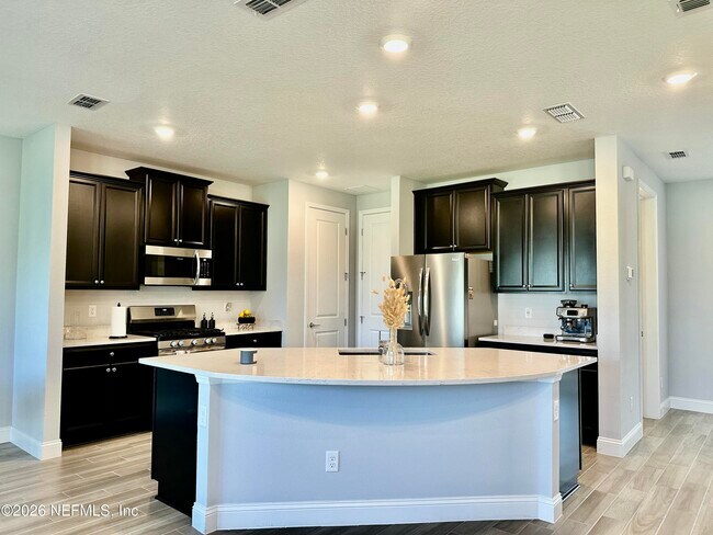 Building Photo - 124 Killarney Ave