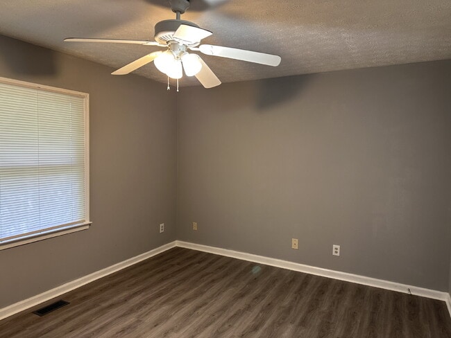Building Photo - Charming 3-Bedroom 2-Bathroom Haven with F...