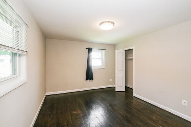 Building Photo - Spacious Single Family Home with backyard ...